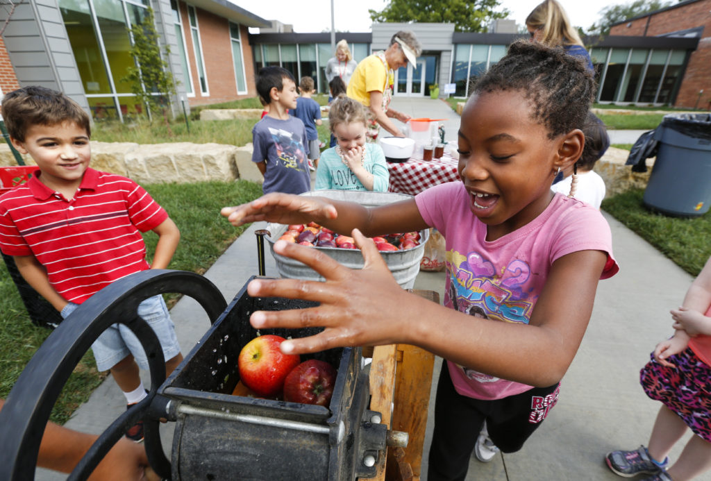 At Sunset Hill, firstgraders get a taste of cidermaking News